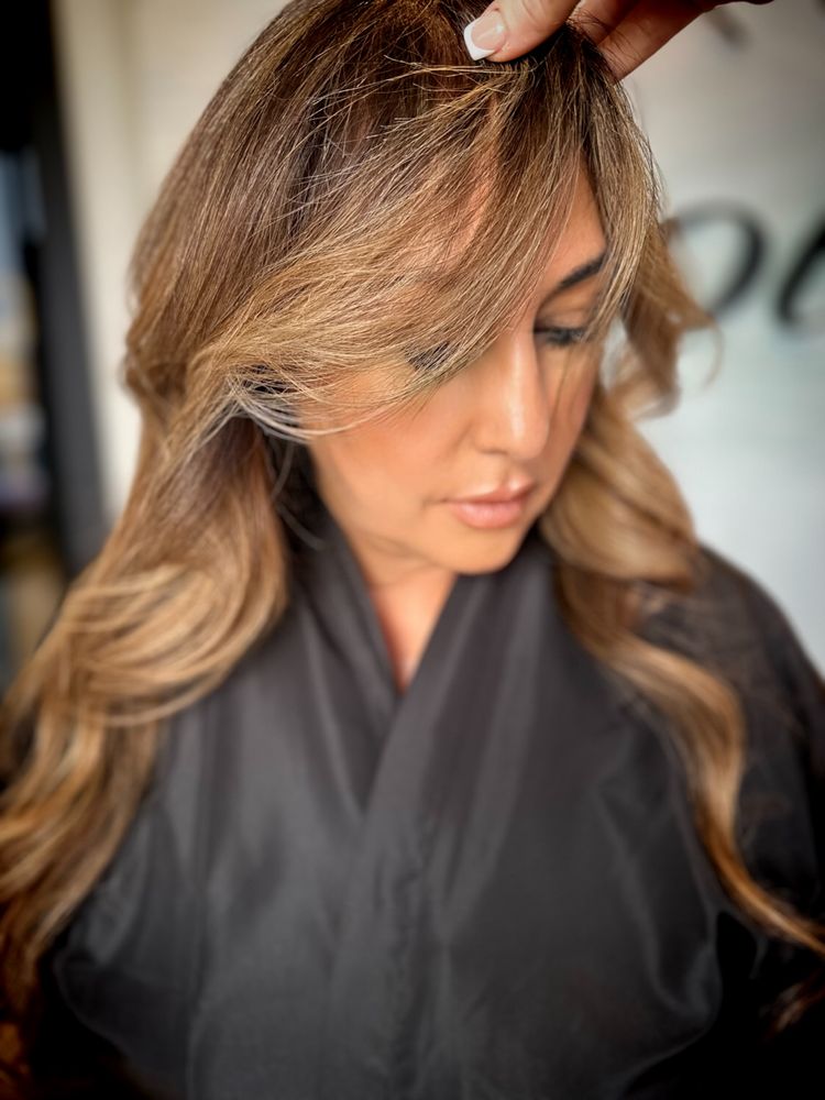 Zury’s Hair Studio Logo